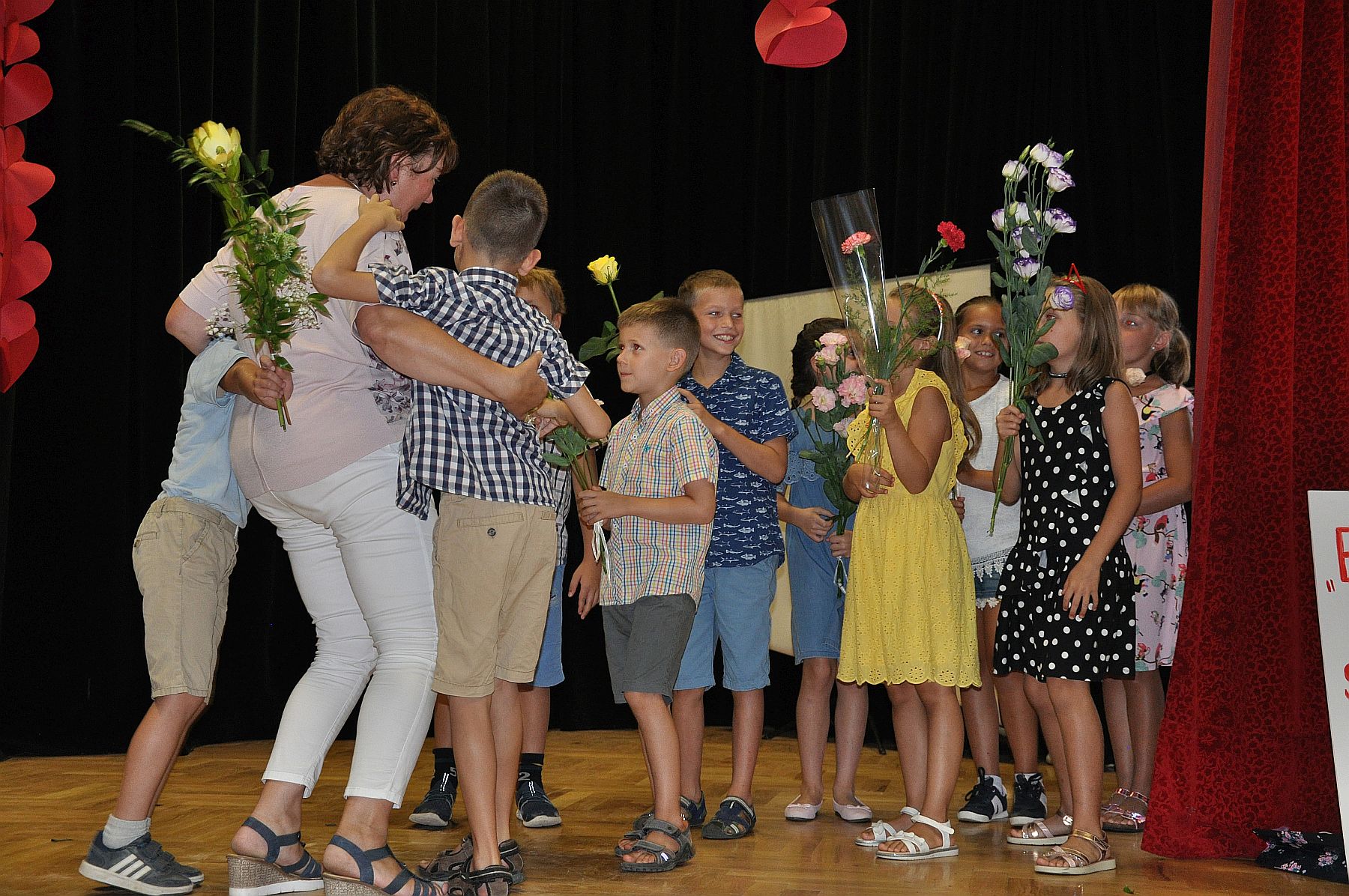 Meglepetésbulival búcsúztatták kedves óvónénijüket a felsővárosiak